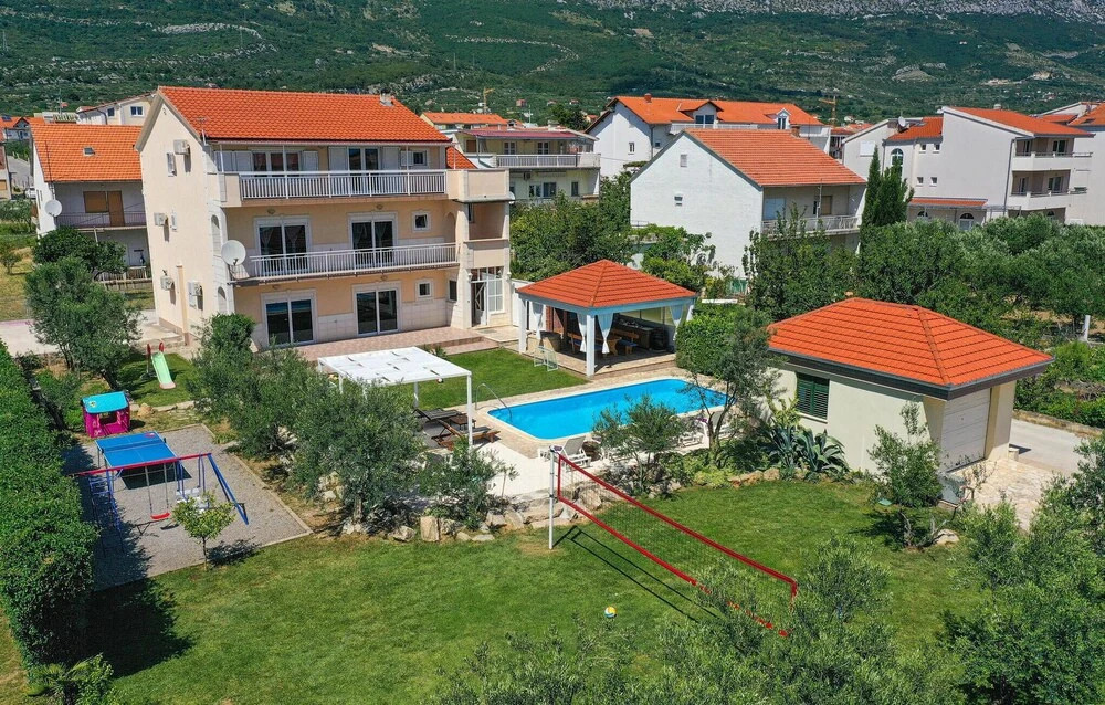 Beautiful Home in Kastel Luksic With Sauna, Wifi and 7 Bedrooms