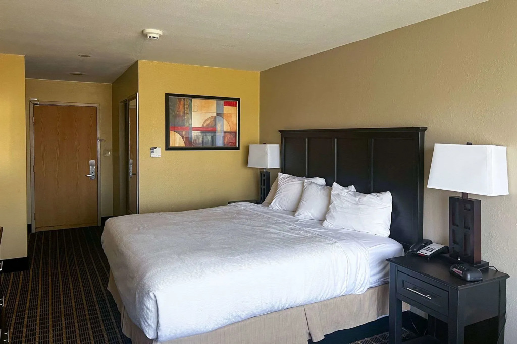 Days Inn & Suites by Wyndham Norton Shores Muskegon