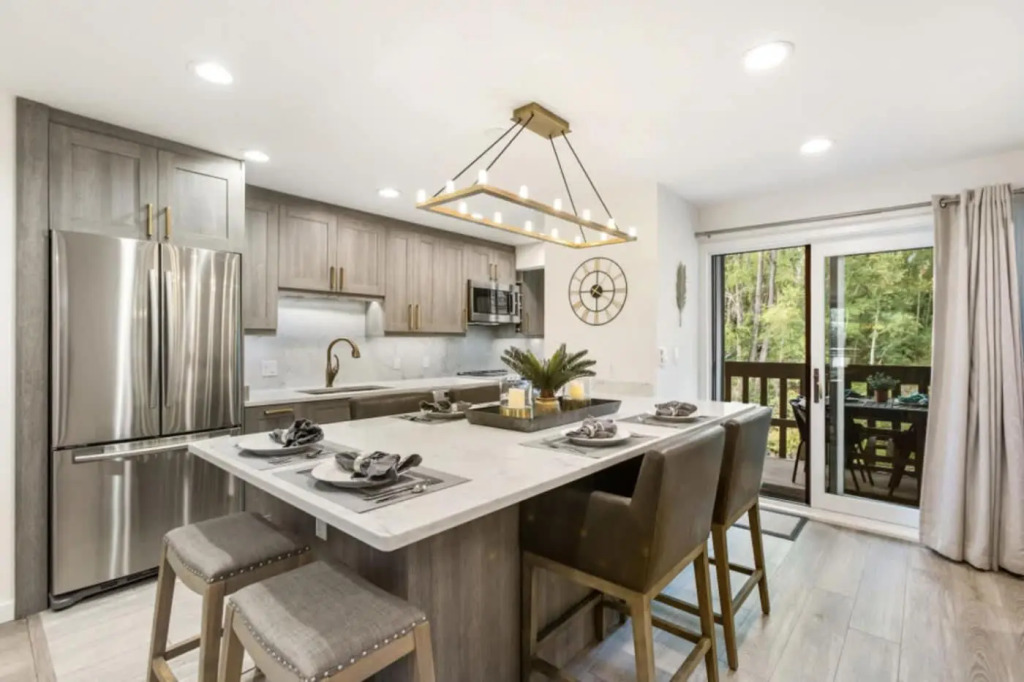 Designer 2 BR on River - Walk to Gondola & Town
