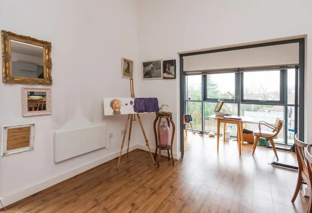 Stylish And Artistic Open Plan Flat In Wdidsbury