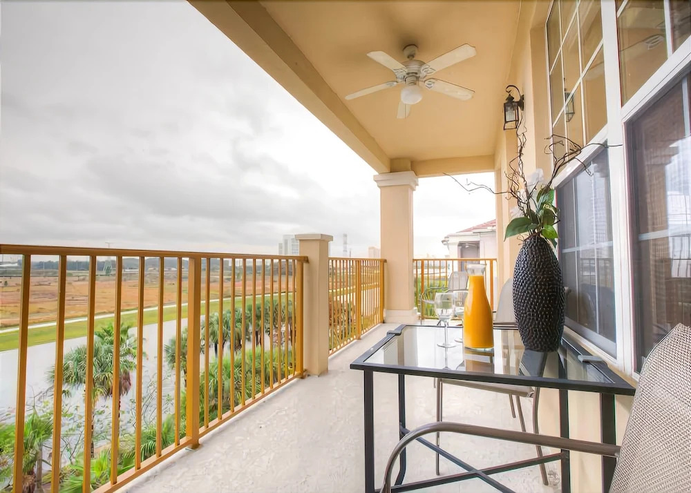 Top-Floor Luxurious LAKEVIEW Condo