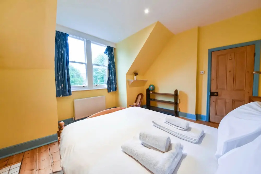 2 Bedroom Top Floor Flat Near Willesden Green