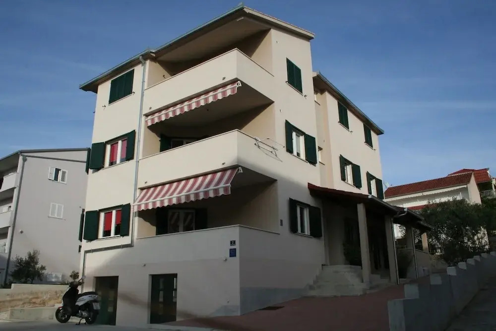 Central - 40m From the Beach - A2