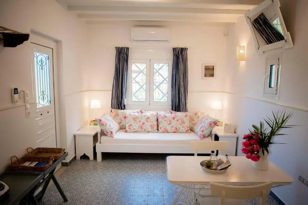 250 metres from the sea an independent tiny house with a yard full of flowers! Spitaki the Little House!
