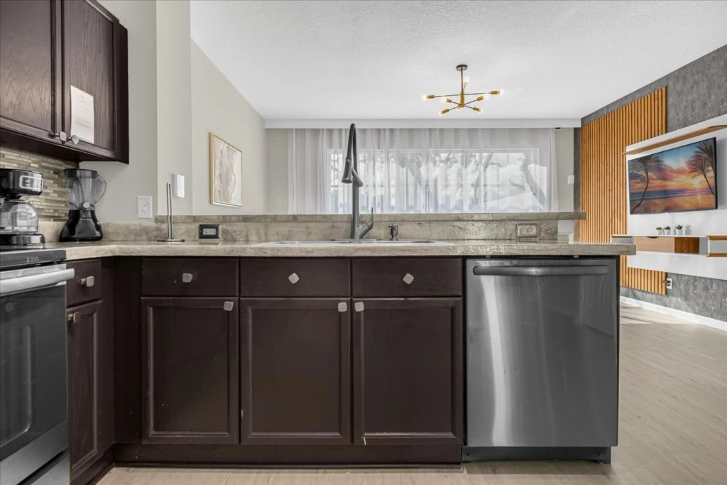 3 Bedrooms 3 Bathrooms Windsor Palms 2340 Sp