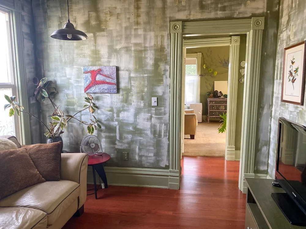 Upstairs at Thevictorian - Lush Walkable and Dog-friendly Retreat - Steps From Downtown Bellingham