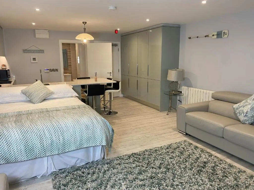 The North Cove, 20m to the Sea, Modern Apartment