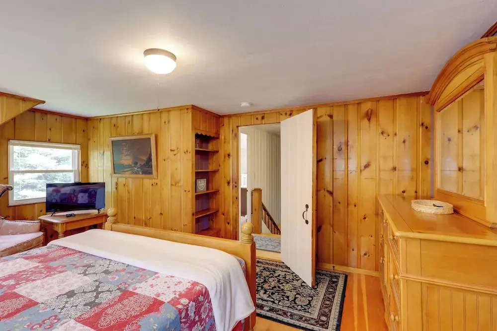 Franconia Escape on Half Acre w/ Fire Pit & Deck!