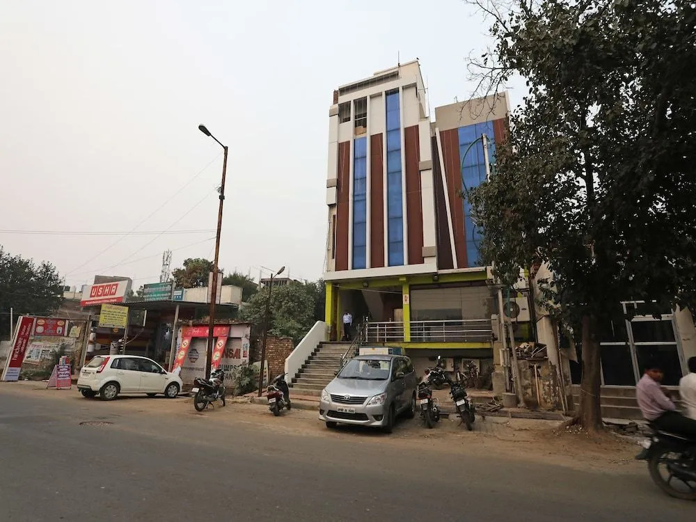 OYO 23297 Hotel Vanaya Palace