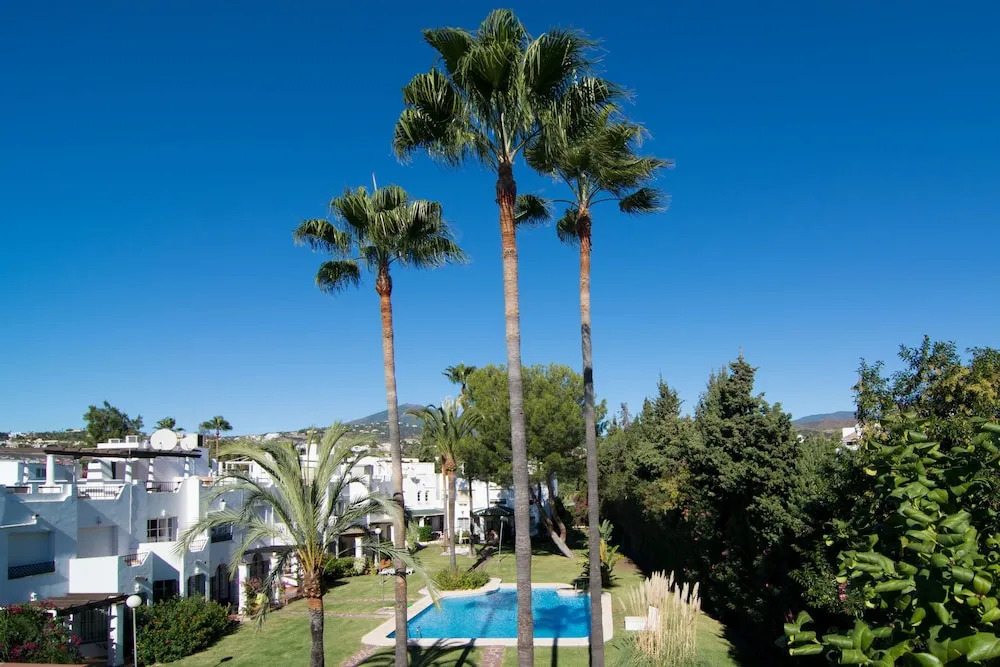 SE-Spacious townhouse in Nueva Andalucia Roomservice
