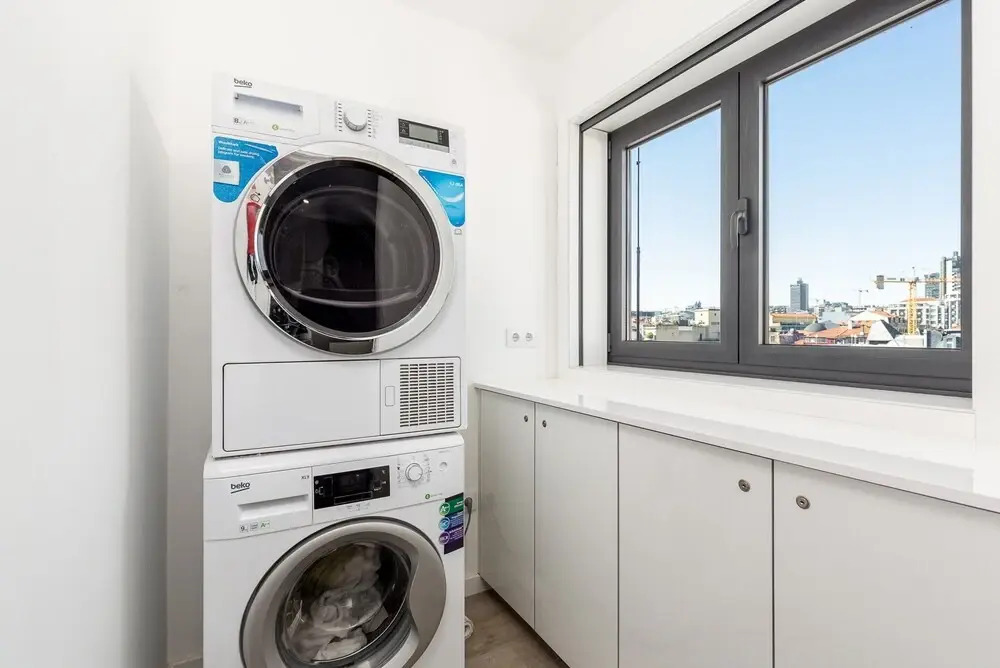 Spacious 4-Bedroom Apartment in Porto