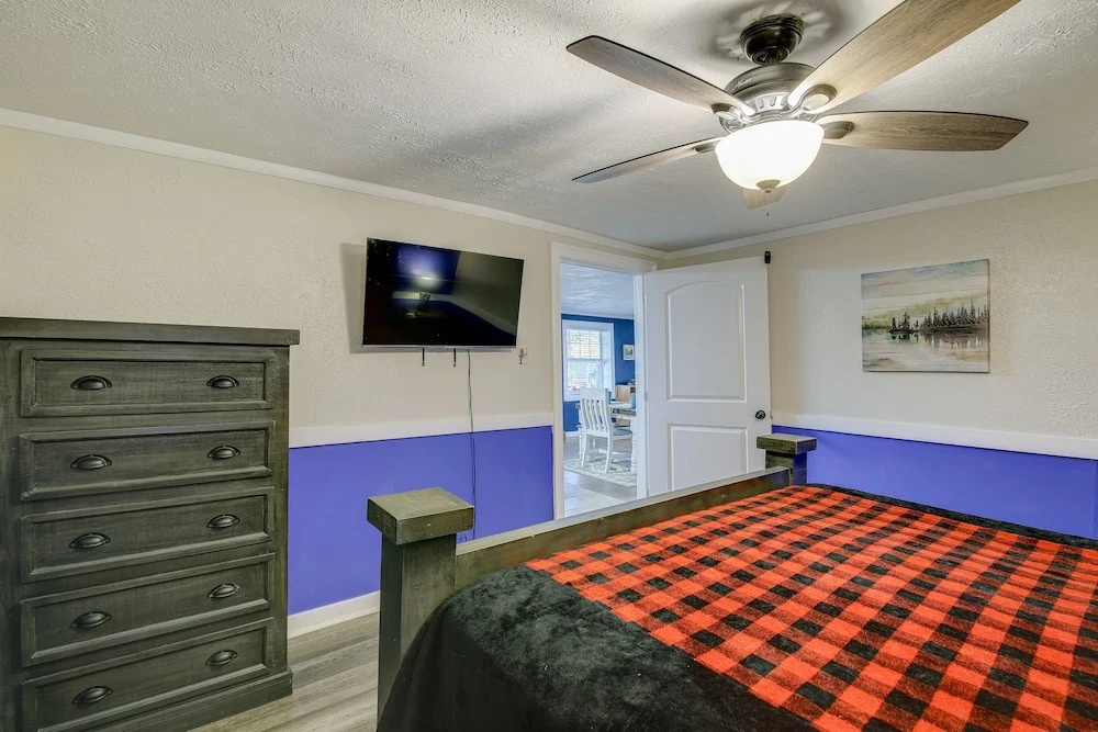 'emerald Cove Chalet' on Douglas Lake w/ Hot Tub!