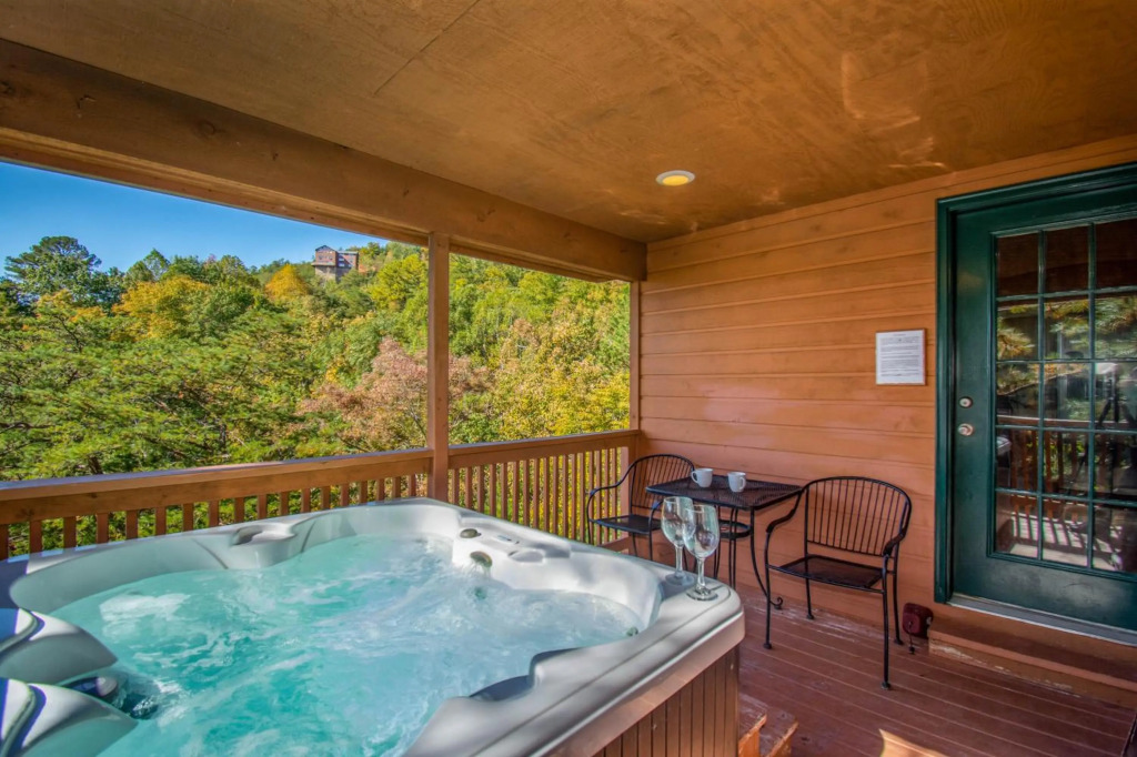 Ladybug Resort Romantic Cabin With Mountain Views, Game Room, Close to Dollywood
