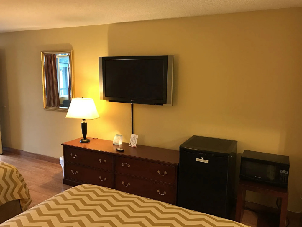 Travelodge by Wyndham Tacoma Near McChord AFB