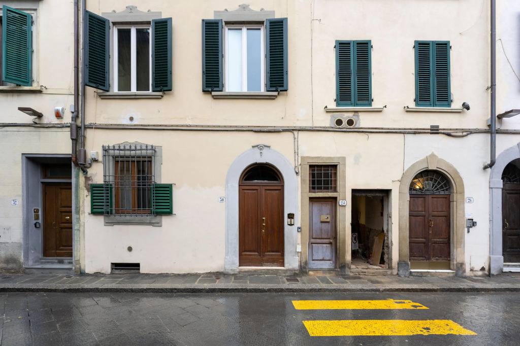 Mezzo 30 in Firenze with 3 bedrooms and 2 bathrooms