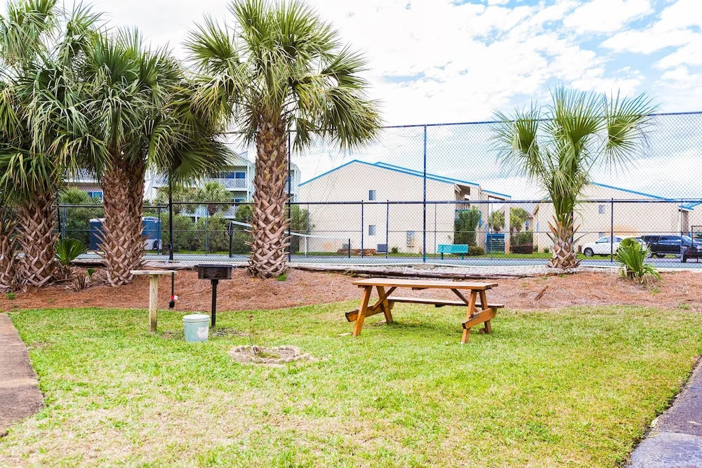 Newly Remodeled W/ Pool - Steps To Beach! 2 Bedroom Condo