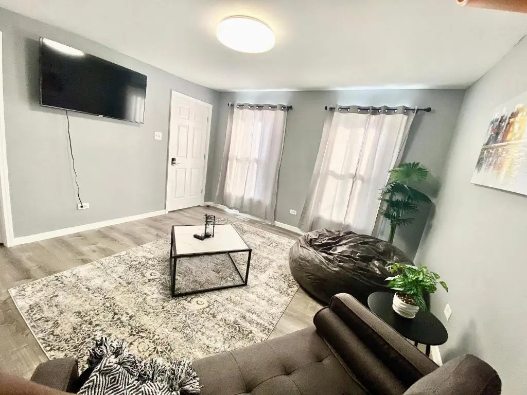 EMALUX Condo Near Downtown,Bus,Train,Hospitals,United-Center,Fulton Market