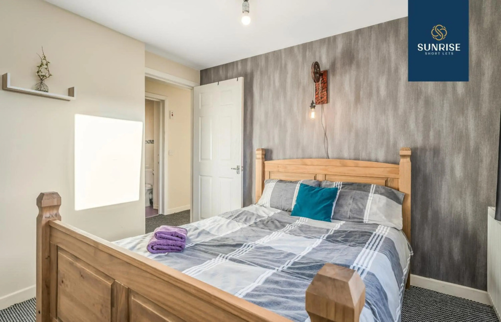 THE LAW, Great Contractor Accommodation, 4 Rooms with TVs, Central, Free Parking, WiFi, Self-catering for Families, Tourists, Relocation, Groups, Long Stays Welcome