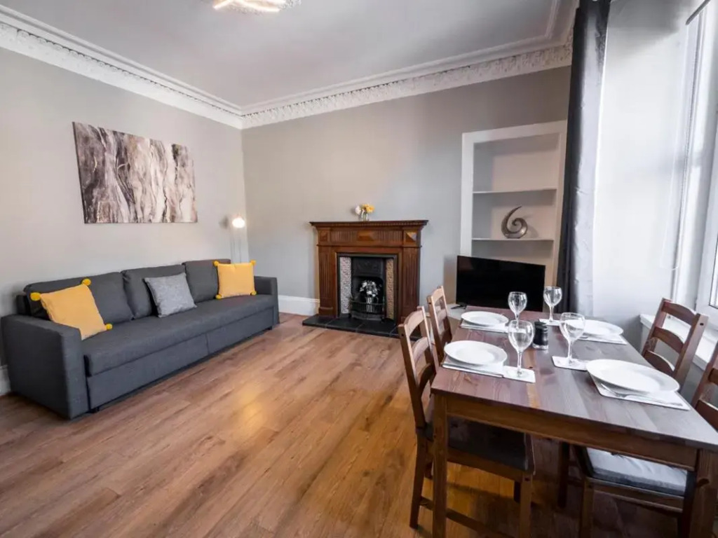 New Superhost Listing: Bright flat nr. University