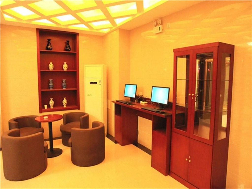 Dongfang Ruiji Business Hotel (Shenyang Station Tiexi Square Subway Station)