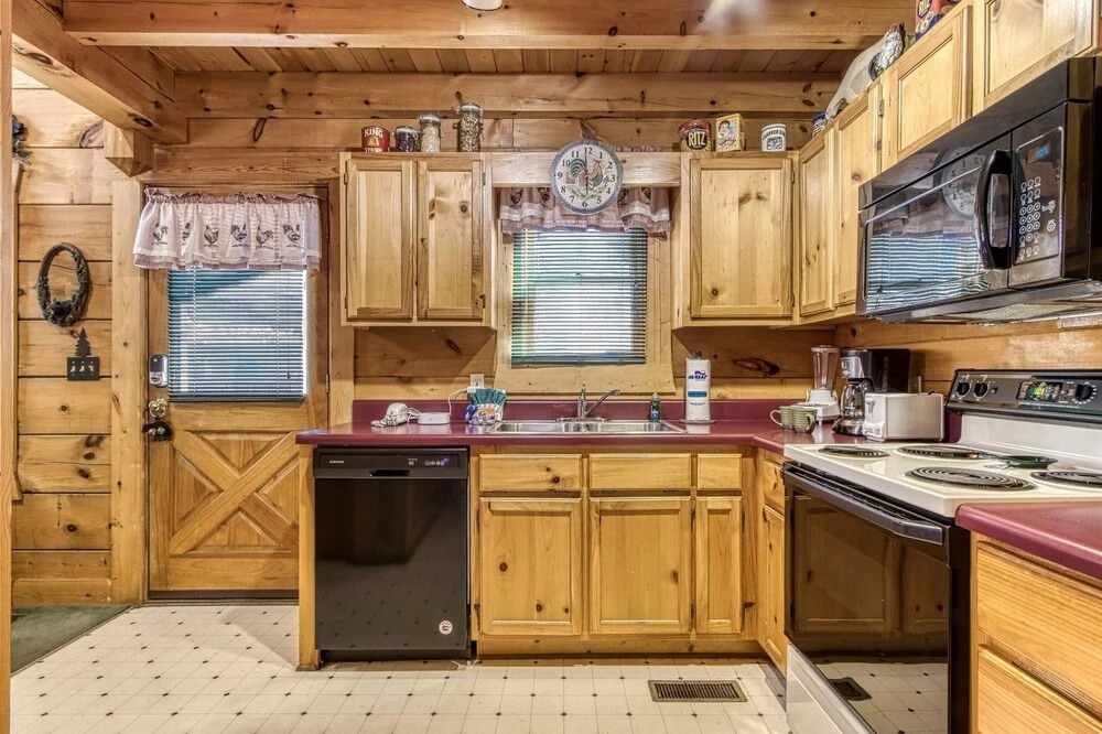 ER84 - Serenity Summit - Great location, Close to all the action! cabin