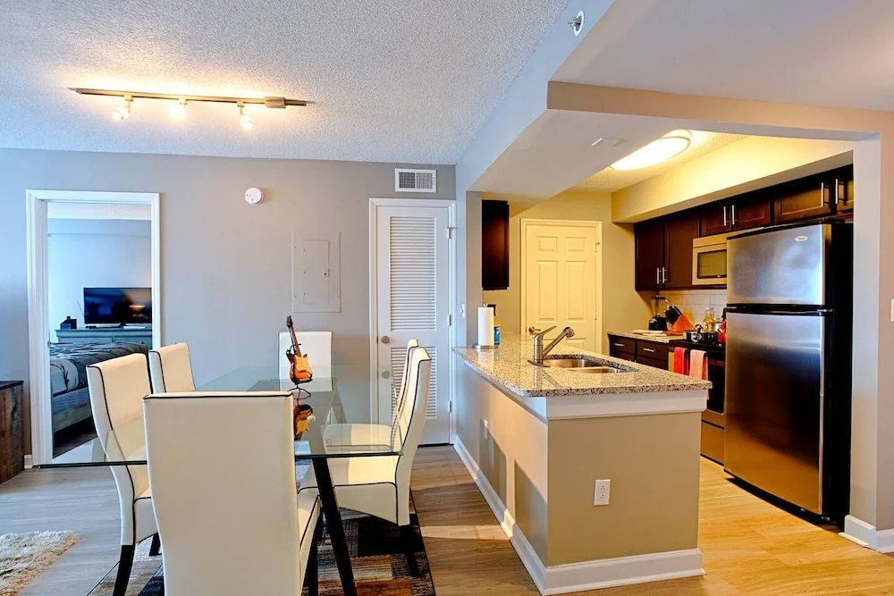Honky Tonk Luxury 2BR/2BATH - Fast WIFI - Work Area - Free Parking! (CH2)