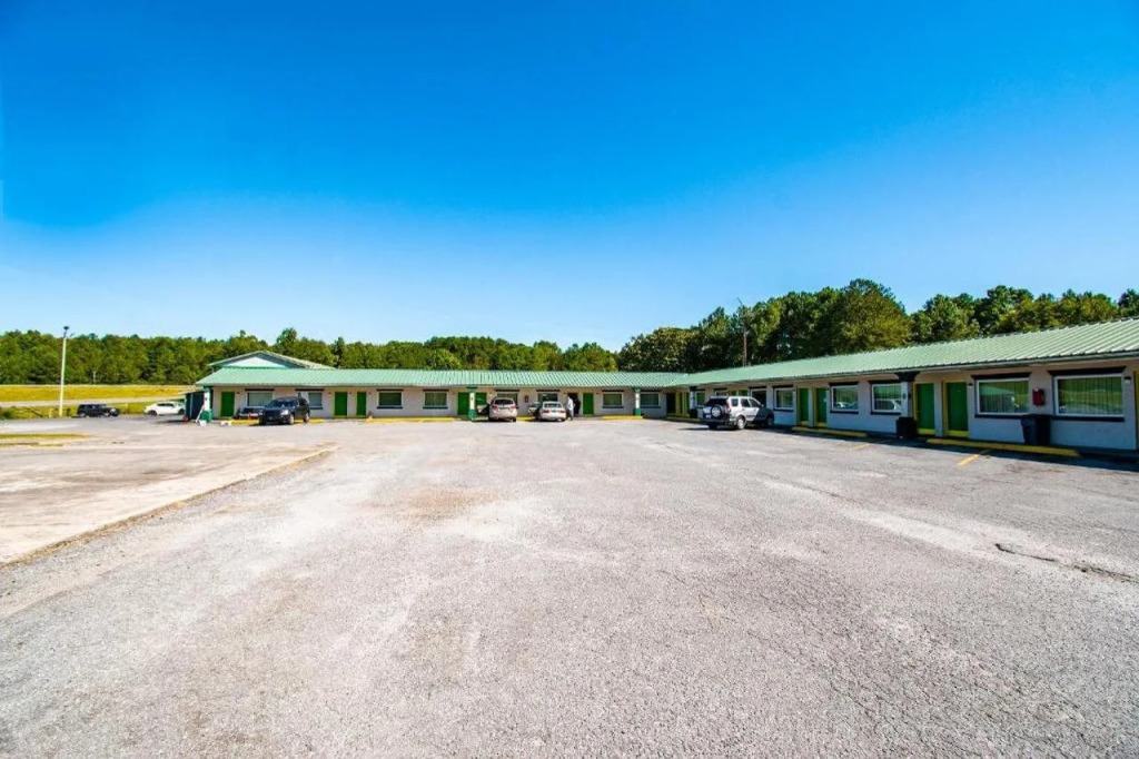 OYO Hotel Calhoun, GA I-75