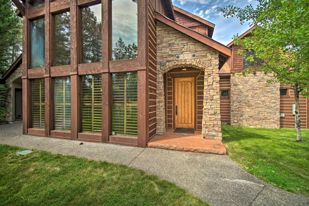 Luxe Mccall Cabin w/ Hot Tub ~ 8 Mi to Skiing