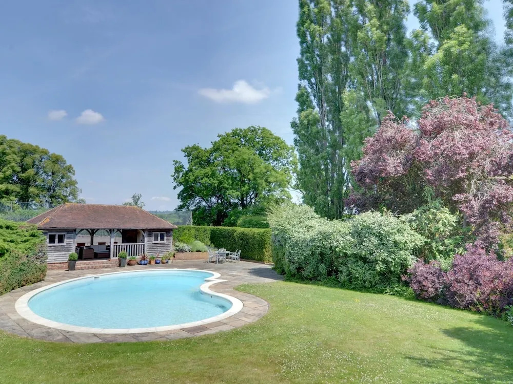 Vintage Holiday Home in Leigh With Swimming Pool