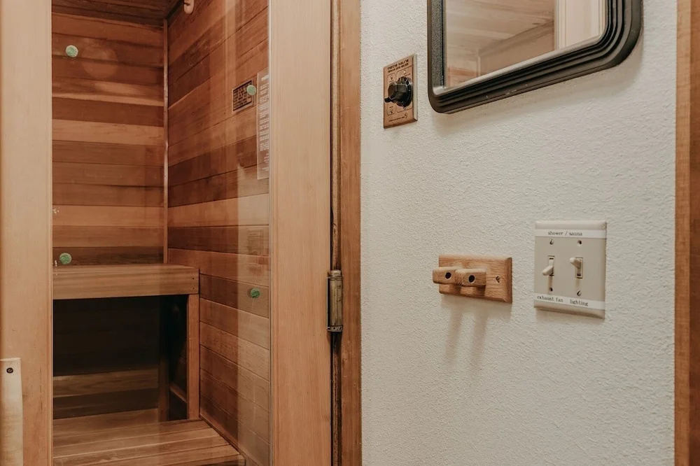 84sw - Sauna - Soaker Tub -  Fireplace - Sleeps 6 2 Bedroom Home by RedAwning
