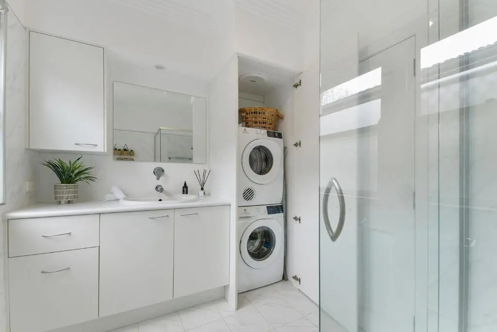 Leafy Lamrock Cosy 3 bedroom home Near CBD