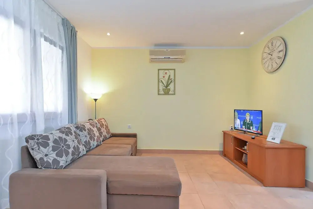 Apartment 669
