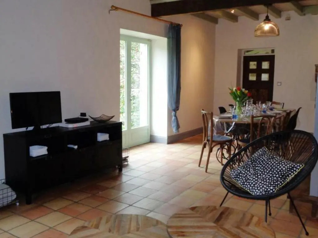 Gîte indépendant 8p, cheminée, animaux acceptés, nature paisible - FR-1-496-10