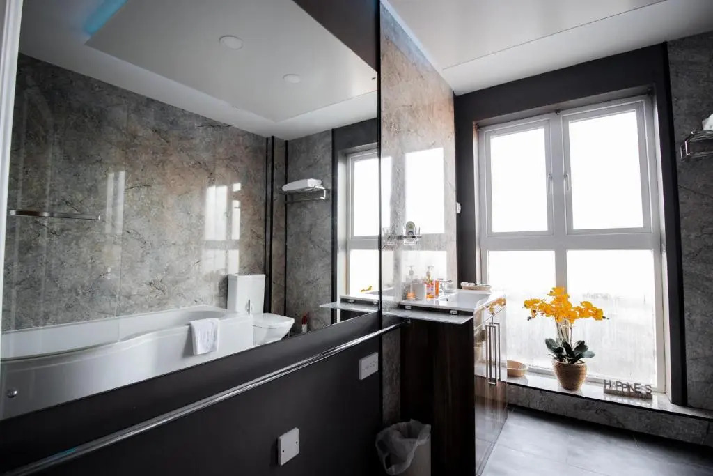 Mulberry - Luxury Two Bedroom Apartment - Free Netflix and Parking