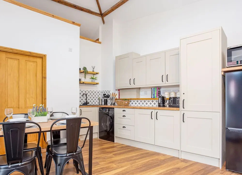 ByEvo Oswestry Barn - Quirky romantic retreat or Cosy contractor base