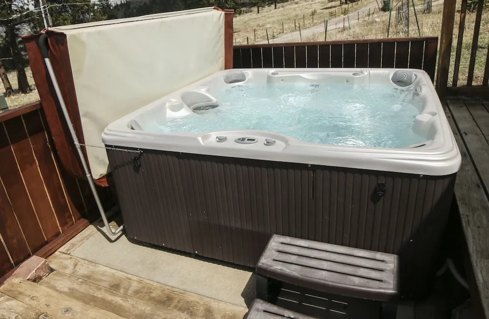Rocky Mountain Retreat 2 Three Bedroom Cabin with Beautiful Views and Personal Hot Tub. 3 Cabin