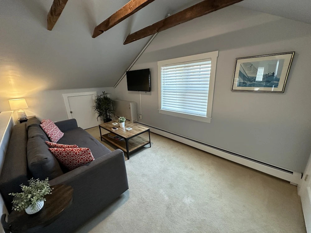 Unique Loft With Rooftop Deck In Downtown Newport - Unit 3 Home