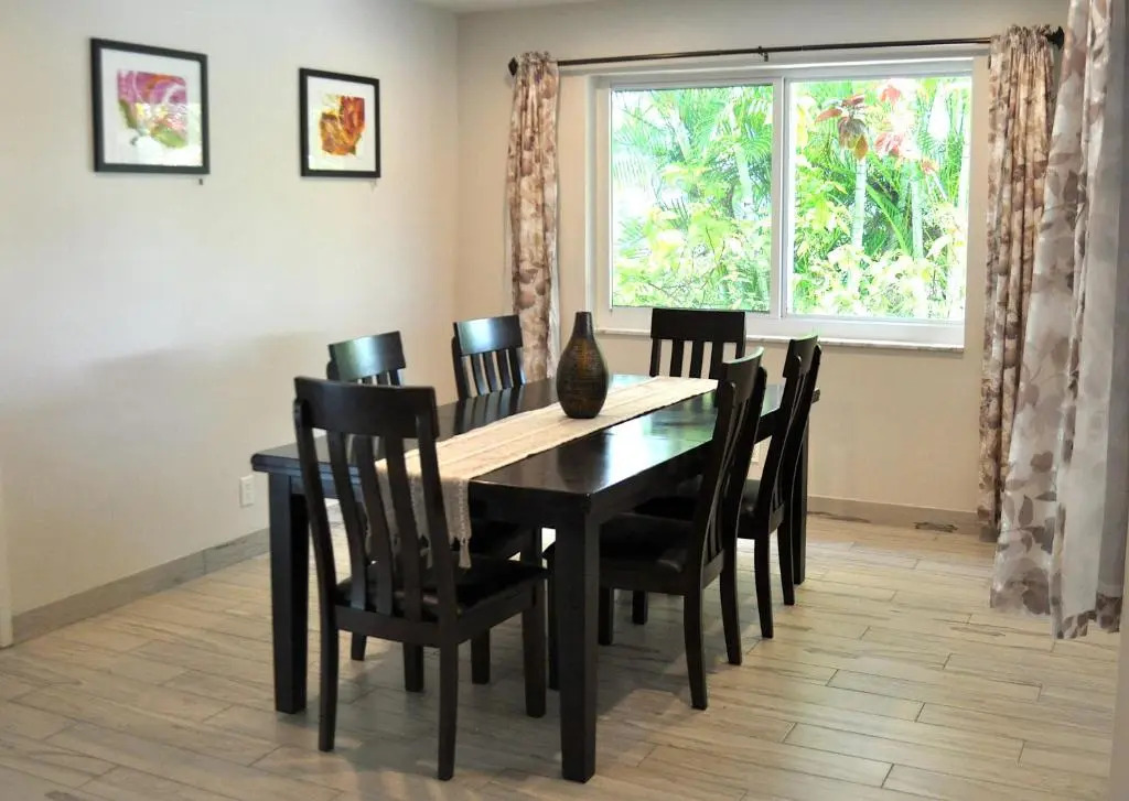 Lovely 3-bd, walk to bars, 9 min drive from beach! Heated pool.