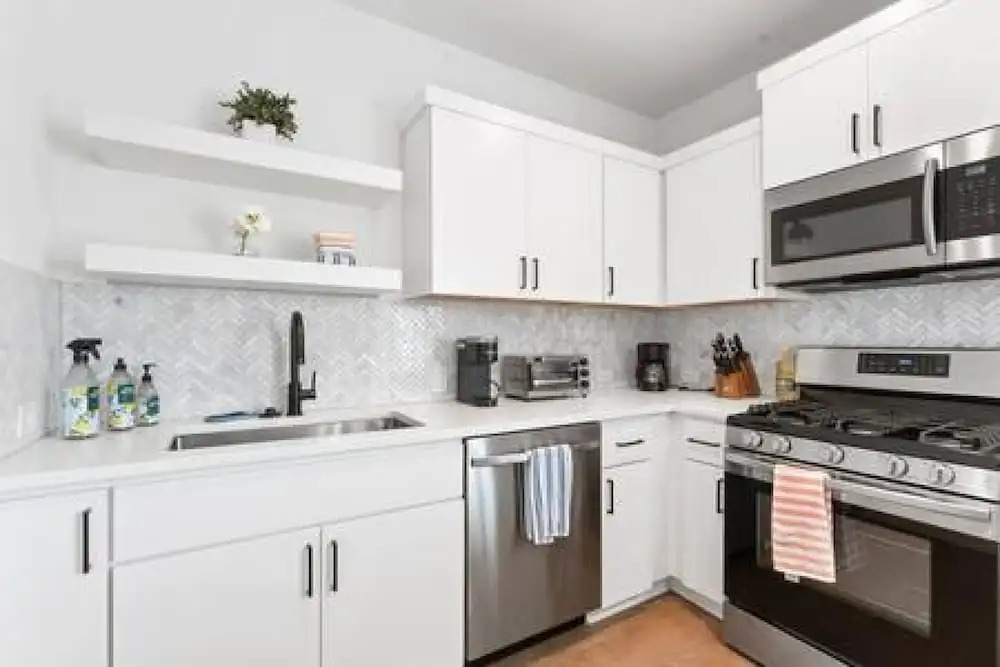 East Downtown 3BR Condo Free Parking Sleeps 7