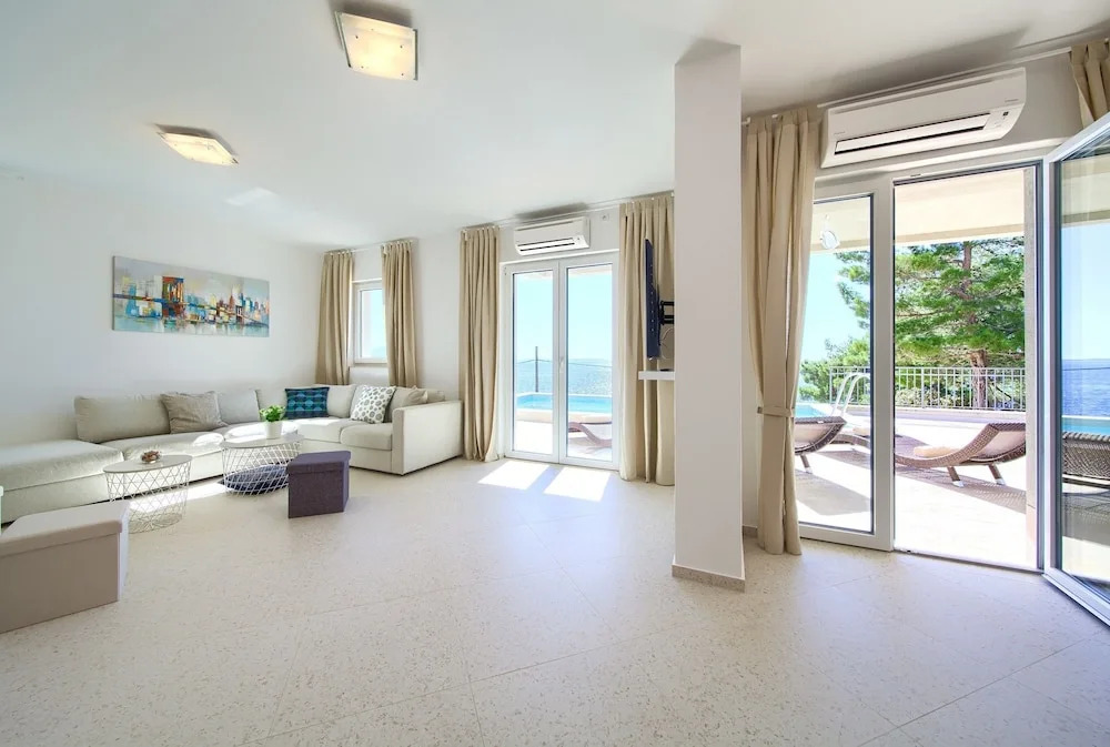 Villa St Martin-Reef - Exclusive Seafront Villa with Private Heated Pool