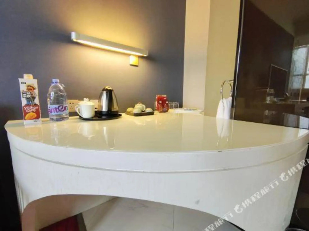 Zhongzhou Yihe Hotel (Dennis City Plaza)