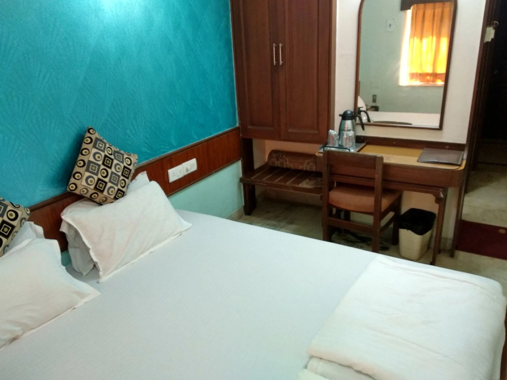 Hotel Mogul Palace - Near Masjid Bunder Mumbai