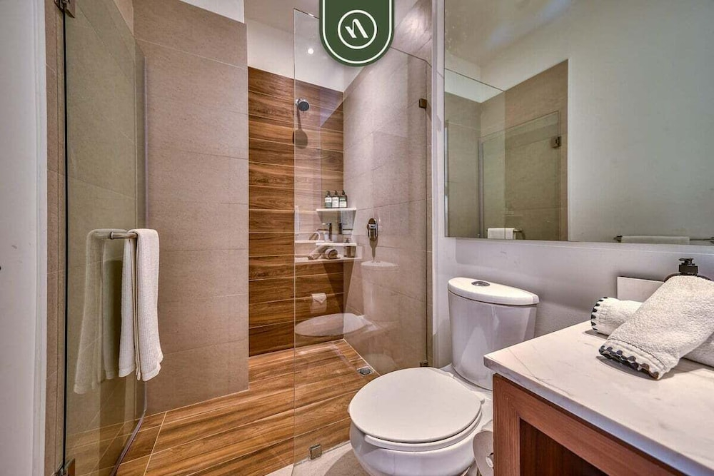 2BR Condo With Rooftop Pool - 2 Min Walk to Beach