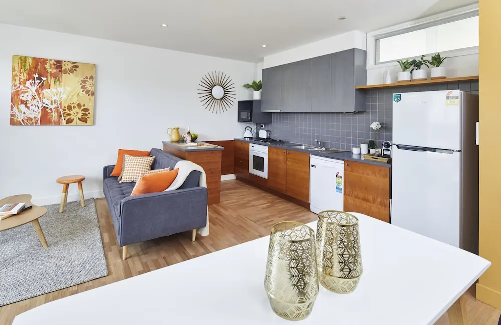 Spacious Carlton 1 bedroom Apt With Secure Parking