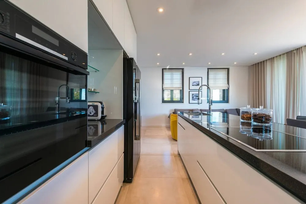 Bright Luxurious 3 Bedroom Home With Sea View near Old town