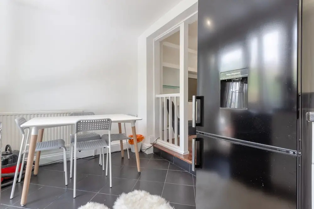 Modern 2 Bedroom in Queens Park With Garden