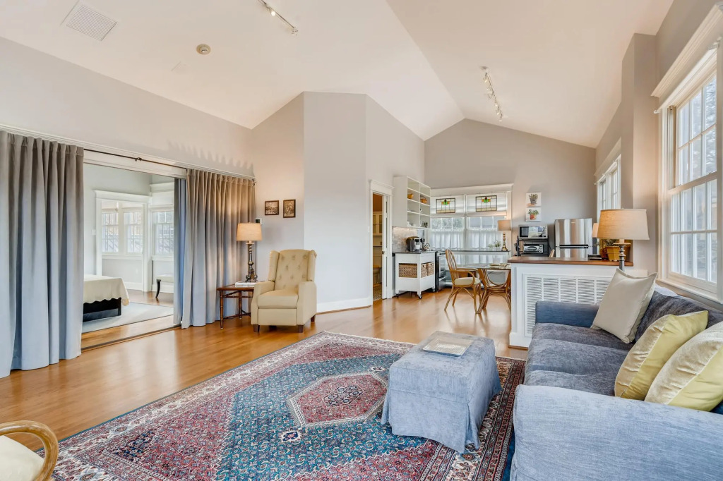 Texas Capitol Loft - 30 Day or More Rental - by PMI Austin Metro