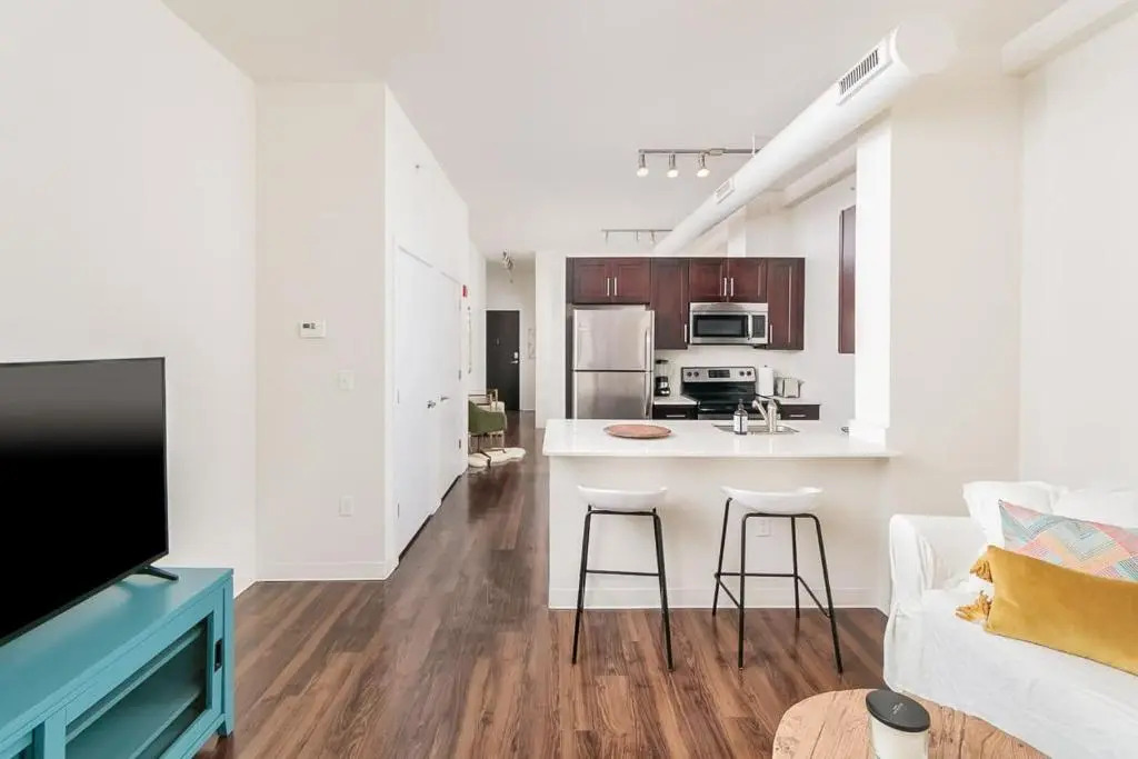1BR Luxury Studio Historic Building, Parking, Rooftop Deck & Gym