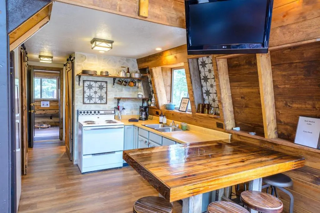 Cozy Cabin Near Bryce and Zion sleeps 4 adults