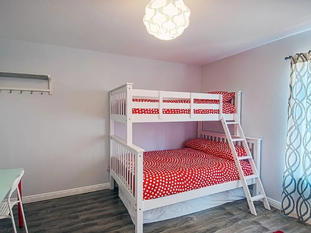 Suite Escapes 4 3 Bedrooms 2.5 Bathrooms Condo